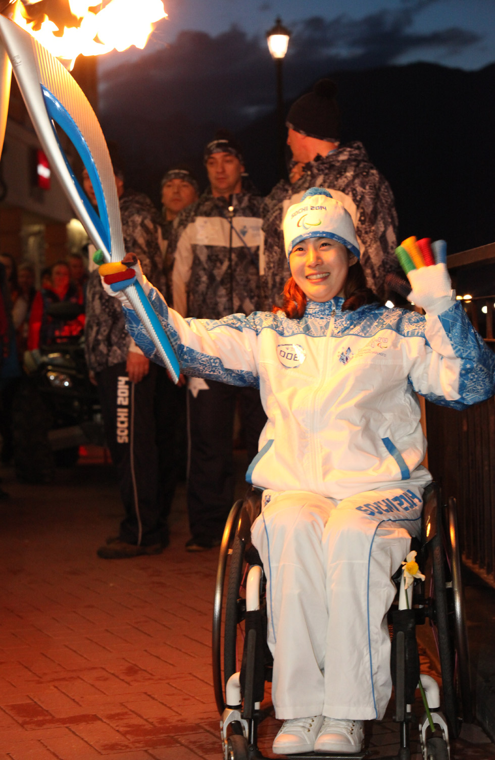 Seo Vo Ra Mi poses for photos while holding the Paralympic torch. She took part in the torch relay prior to the opening ceremony of the Sochi Paralympics on March 8. (photo courtesy of the Korean Sports for the Disabled)