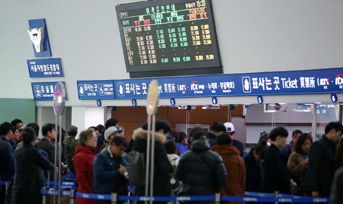 고향으로 가는 기차표를 예매하기 위해 몰린 귀성객들로 가득한 서울역.