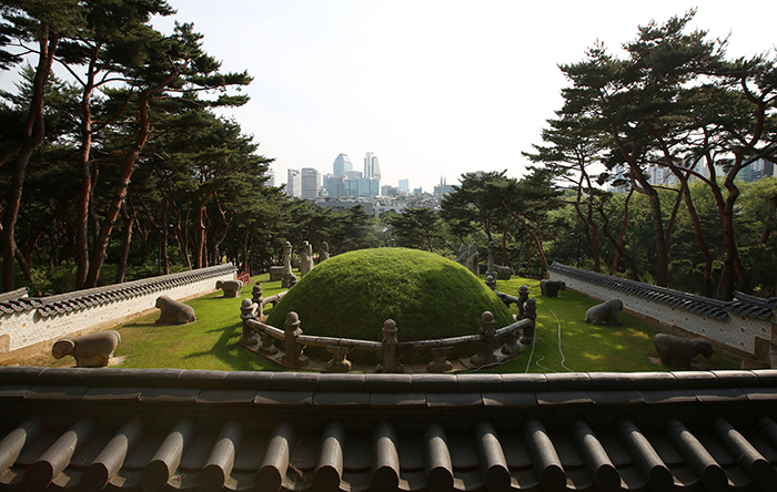 The tomb for Queen Jeonghyeon (1462-1530), mother to King Jungjong (r. 1506-1544), was built on a hill located just east of the tomb of King Seongjong (r. 1469-1494), her husband, in 1530. It was the 25th year of King Jungjong's reign. 