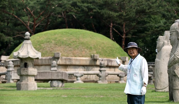 Lee Dong-jin, a guide at the Seonjeongneung Tombs, explains the royal burial sites on June 12. 