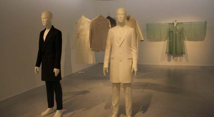 On display at the “Po, the Seonbi Spirit in Clothing” exhibition, currently taking place near Gyeongbokgung Palace, are modern men’s designs inspired by the traditional <i>po</i> outer garment. (photos: Sohn Ji-ae)