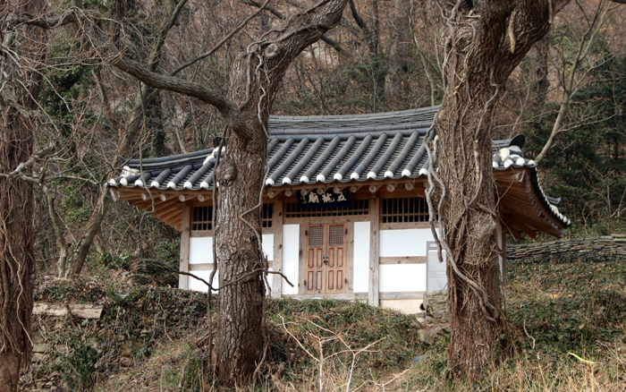 At the Oryongmyo Shrine on Seonyudo Island, off the West Coast of Gunsan in Jeollabuk-do, ships' crewmen held ritual ceremonies to pray for safety on their voyages. 