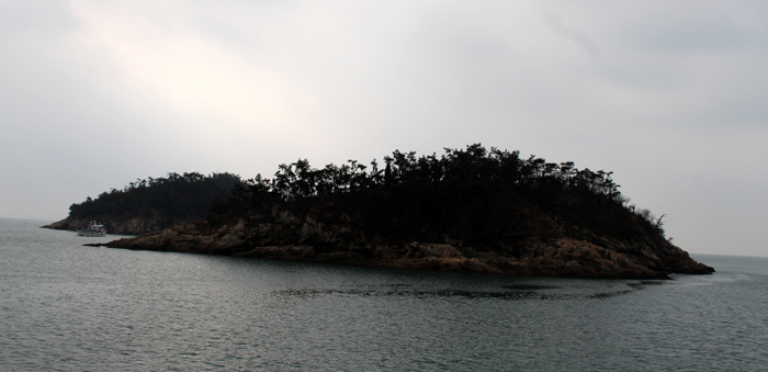 Numerous forested outcrops can be seen from the ferry en route to Seonyudo Island. The ferry departs Bieunghang Port in Gunsan, Jeollabuk-do. 