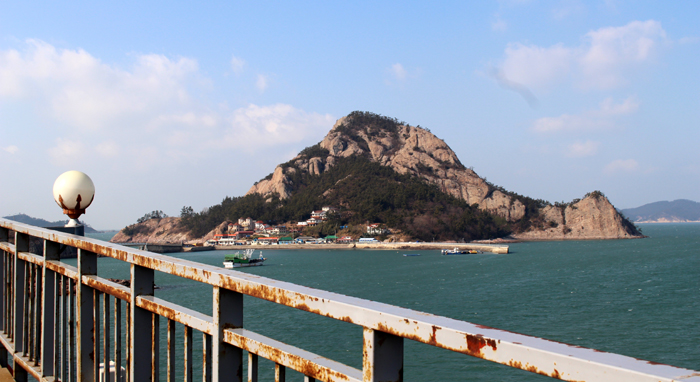 Jangjado Island can be viewed from nearby Seonyudo Island. 