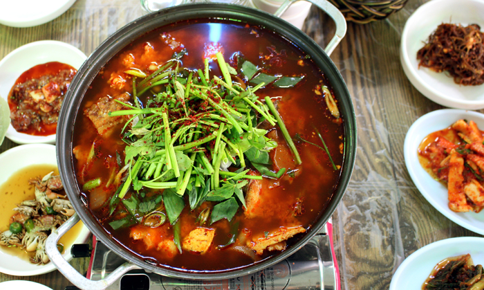 Fresh raw fish, other seafood and seafood stew add some culinary delight to a trip to Seonyudo Island. 