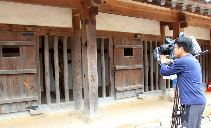 Members of Korea's foreign press corps get footage of the Haemi Fortress in Seosan, Chungcheongnam-do (South Chungcheong Province), on August 7. 