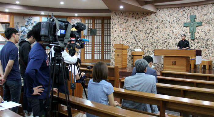 Members of the foreign press corps listen as Father Paik Sung-soo Simon of the Haemi Martyrdom Holy Grounds explains the story behind the shrine, on August 7. 