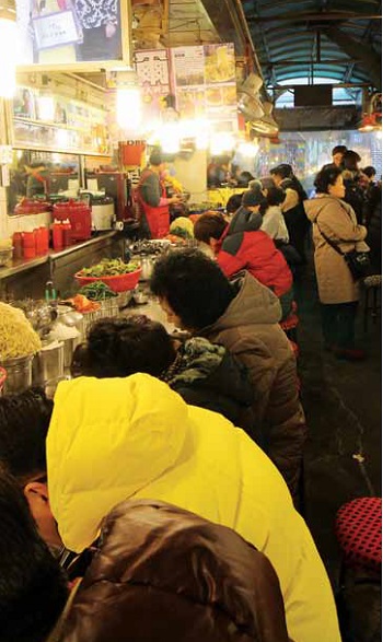 Seoul_Alley_Kalguksu_02.jpg