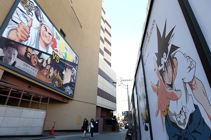 Zaemiro is Seoul’s newly opened comic book-themed street in Myeongdong, downtown Seoul. The wall painting on the left shows representative characters created by two of Korea’s iconic cartoonists, Huh Young-man and Lee Hyun-se. (photo: Jeon Han) 