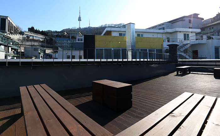 There is an outdoor space adjacent to the rooftop reading room. Visitors can bring their favorite issues outside and read them in the open air. (photo: Jeon Han)