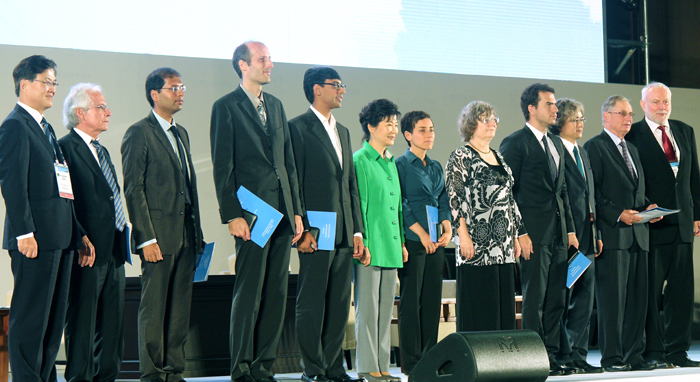 President Park Geun-hye poses with prize winners during the opening ceremony of the 2014 Seoul International Congress of Mathematicians (ICM) on August 13. From left: Minister Choi Yanghee of the Ministry of Science, ICT & Future Planning, the Gauss Prize winner Stanley Osher, the Leelavati Prize winner Adrián Paenza, Fields Medalists Martin Hairer and Manjul Bhargava, President Park Geun-hye, Fields Medalist Maryam Mirzakhani, IMU President Ingrid Daubechies, Fields Medalist Artur Avila, Chairman Park Hyung-ju of the ICM Organizing Committee, Chern Medalist Phillip Griffiths and, lastly, IMU General Secretary Martin Grötschel. (photos courtesy of the organizing committee of the 2014 Seoul International Congress of Mathematicians and Wi Tack-whan)