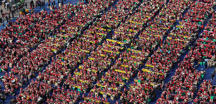 More than 2,300 people gather at the 2014 Seoul Kimchi Making & Sharing Festival, joining a giant kimchi-making event at Seoul Plaza on November 14. 