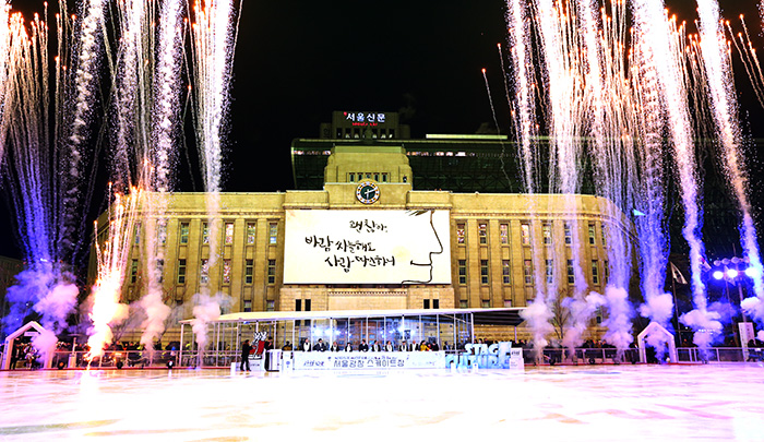 Fireworks are launched to commemorate the opening of the ice rink at Seoul Plaza in front of City Hall on December 16. (Photo: Jeon Han)