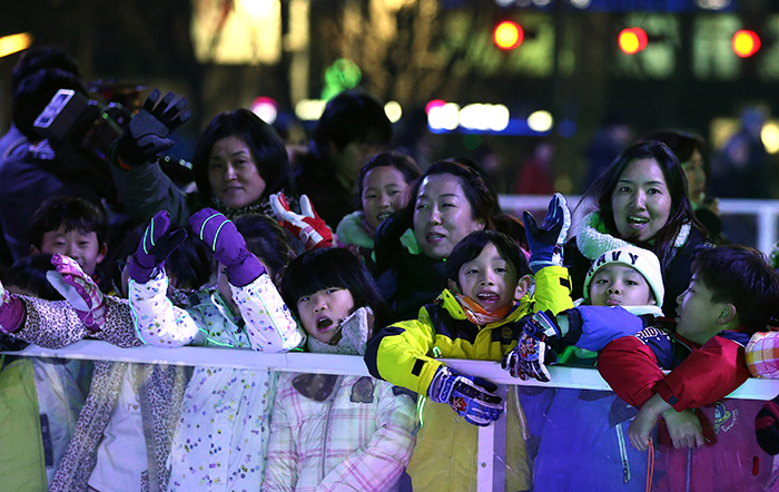 Children wait to enter the ice rink at Seoul Plaza on December 16. (Photo: Jeon Han)