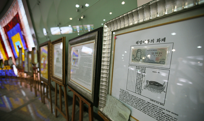 Noksapyeong Station on line number six is known as the most beautiful station in Korea. Pictured is an exhibition themed on a banknote in the station. (photos: Jeon Han) 