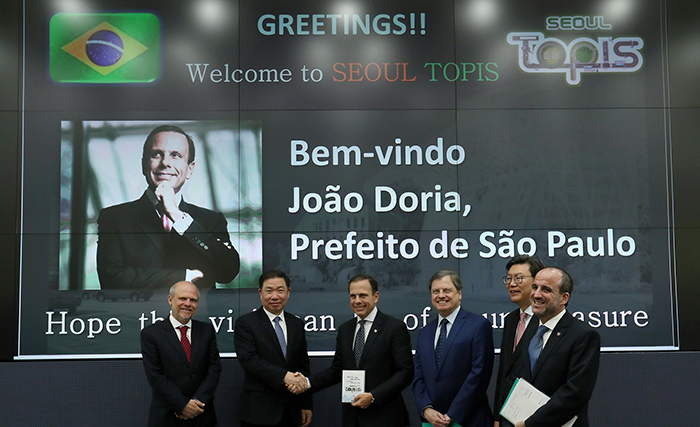 Sao Paulo Mayor Joao Doria (third from left) poses for a photo with Yang YounGye from Seoul’s Transportation Information Center, and Seoul Metropolitan Government Ambassador for International Affairs Kim Chang-Beom, at TOPIS offices in Seoul on April 13.