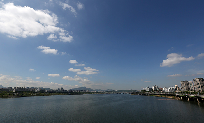 Under a bright clear sky on April 30, views of the Banpo Bridge, and even as far as the Hangang Railway Bridge far to the west, can be seen from the Hannam Bridge. (photo: Jeon Han)