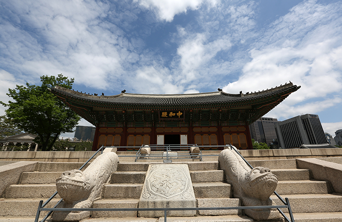 Blue skies and white clouds frame the Junghwajeon Hall at Deoksugung Palace on April 30. (photo: Jeon Han)