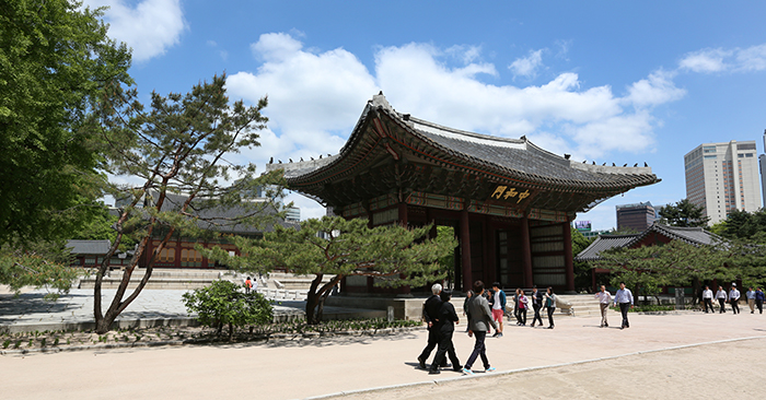 Workers from the nearby office blocks enjoy a stroll around Deoksugung Palace under clear blue skies on April 30. (photo: Jeon Han)