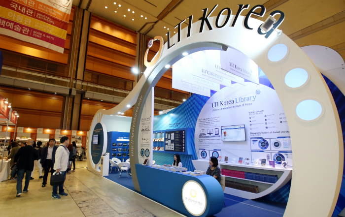 Minister of Culture, Sports & Tourism Yoo Jinryong (right) peruses a book alongside Omani Minister of Information Dr. Abdulmunim bin Mansour Al Hasani, at the Seoul International Book Fair on June 18 at COEX in southern Seoul.