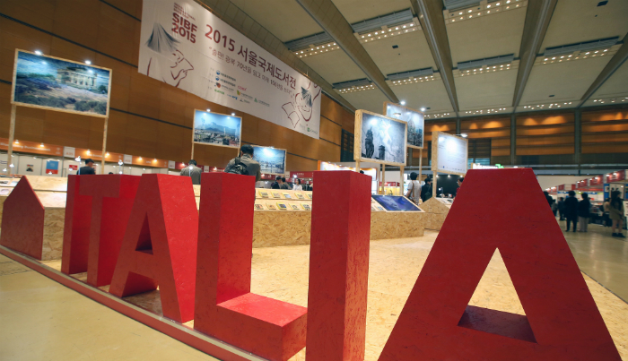 This year's guest of honor, Italy, has a range of items on display that introduce Italian arts and history, as well as drawings by well-known Italian illustrator Fabian Negrin, at the Seoul International Book Fair 2015.