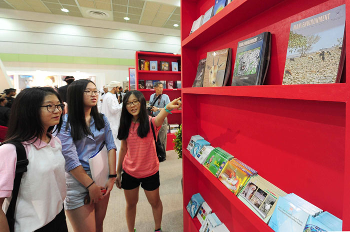 Visitors to the Seoul International Book Fair 2014 look around the books on display on June 18. 