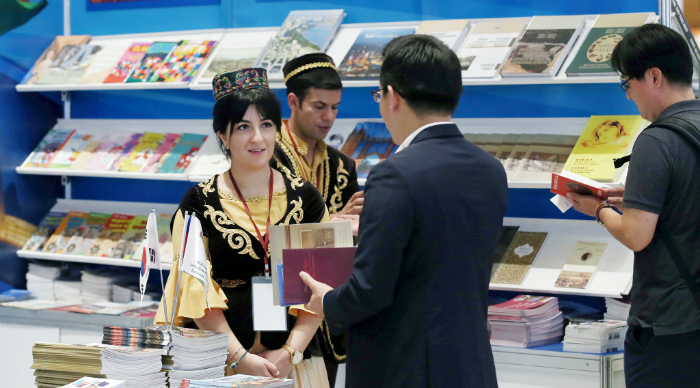 Visitors take a look at the books on display at the Azerbaijan booth at the Seoul International Book Fair 2015.
