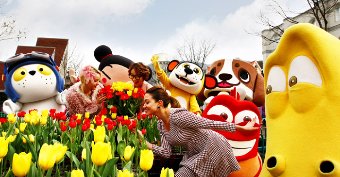 Seoulland has many flowers, including tulips, welcoming visitors to the amusement park. (photo courtesy of Seoulland)