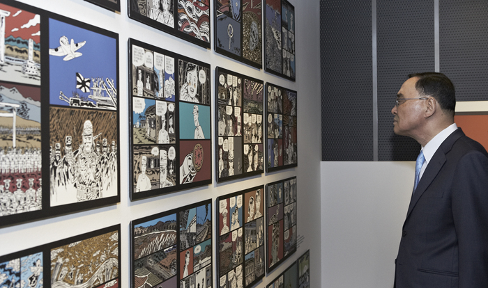 Prime Minister Chung Hongwon admires some of the graphic novel artwork that depict the painful days the “comfort women” had to endure, on March 1. (photo courtesy of the National Museum of Korean Contemporary History)