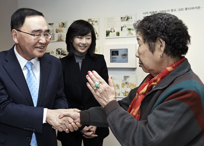 Prime Minister Chung Hongwon talks to Gang Il-chul, one of the former enforced sex slaves during the Japanese colonial period, holding Gang’s hand. (From left) Prime Minister Chung Hongwon, Minister of Gender Equality and Family Cho Yoonsun and Gang Il-chul. (photo courtesy of the National Museum of Korean Contemporary History)