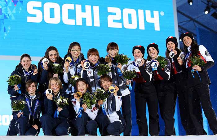 After the award ceremony for the ladies’ 3,000 meter short track relay at the Sochi Medals Plaza, the winning Korean team posed for a group photo with the silver-winning Canadian team (right) and the bronze-winning Italian team. (photo courtesy of the Korean Olympic Committee)