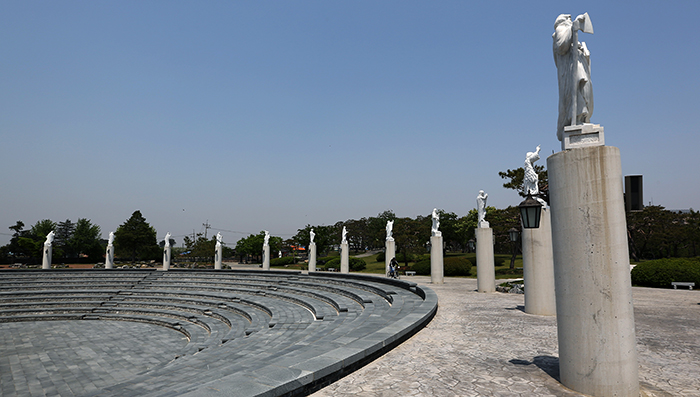  The Shrine of Solmoe in Dangjin, Chungcheongnam-do, is the birthplace of St. Andrew Kim Dae-geon, the first Korean Catholic priest. Four generations of the Kim clan, including his father, uncle and great-grandfather, all of whom were martyred, lived here. (photos: Jeon Han) 