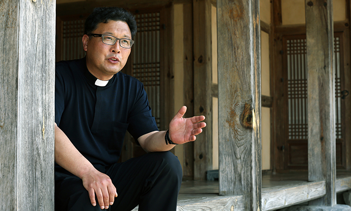 (Top) The restored house of St. Andrew Kim Dae-geon. (Bottom) At the restored house, Rector Paul Lee Yong-ho says that Kim Dae-geon dreamed of equality for all and of religious freedom. (photo: Jeon Han)