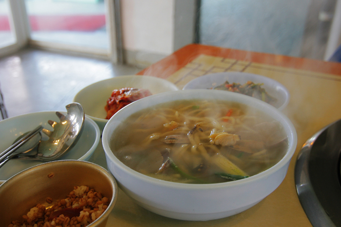  Chopped noodles boiled with short-necked clams is a popular dish in the area. (Photo courtesy of the Korea Tourism Organization) 