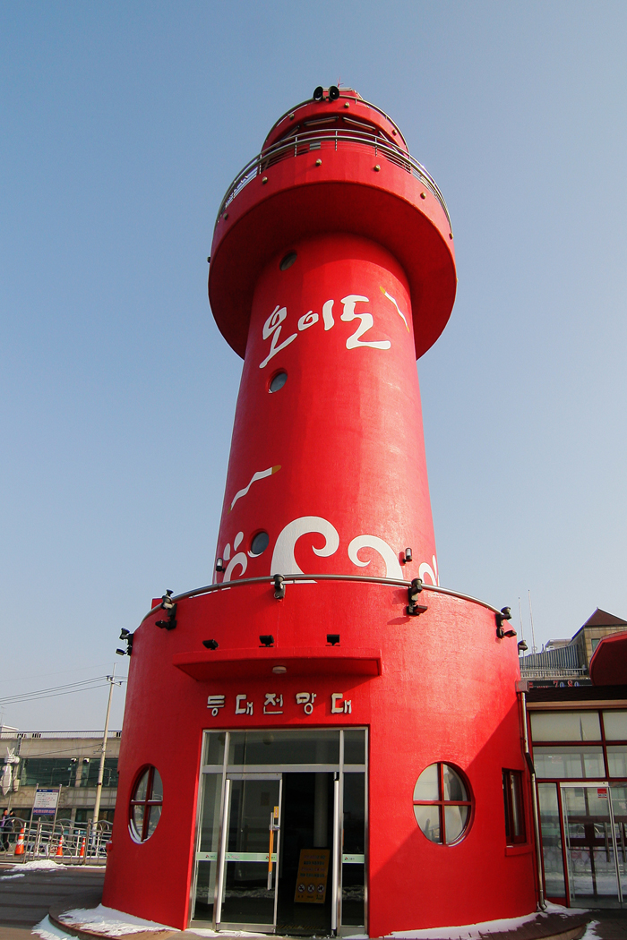 The red lighthouse on Oido Island is a popular tourist spot. (Photo courtesy of the Korea Tourism Organization) 