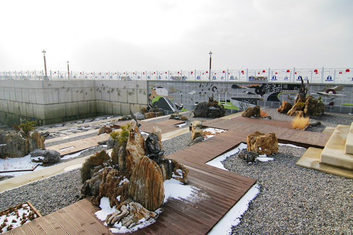  (Top) The T-Light Rest Area. (Bottom) A little park with oddly-shaped stones and trees. (Photos courtesy of the Korea Tourism Organization) 