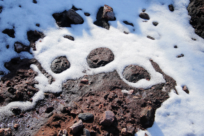  Dinosaur egg fossils near the Sihwaho Lake (Photo courtesy of the Korea Tourism Organization) 