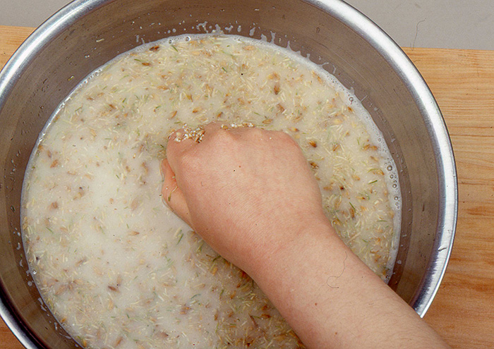 Put the barley malt powder in warm water, around 40 ℃, and let it sit for 30 min.