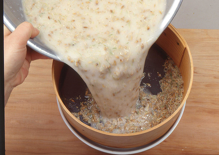 Put the steamed rice, malt water and sugar into a thermo-pot (60~65 ℃) and leave for 3~4 hours.