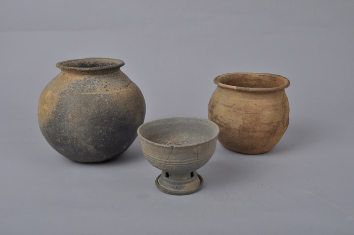 (Top) A half-underground burial tomb excavated in Namwon, Jeollabuk-do, is the first late Silla tomb found in the region. (Bottom) The middle of the three earthenware bowls is mounted on a ring-shaped base with square holes. (photos courtesy of the CHA)
