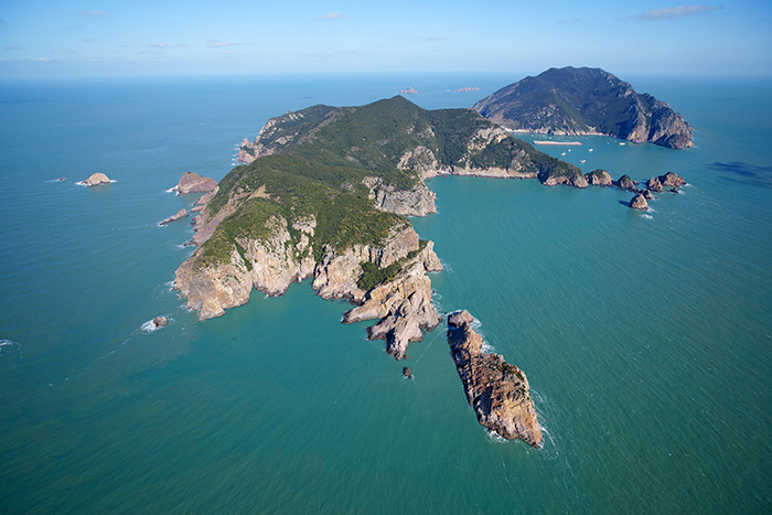 Sinan-gun County is composed of more than 1,000 islands, both habited and uninhabited, and the county is recognized for its preserved ecosystem. In 2009, part of the county became a UNESCO Biosphere Reserve. In 2016, UNESCO expanded the designation of Biosphere Reserve to cover the whole county. Hongdo Island is one of the most well-known islands in the county.