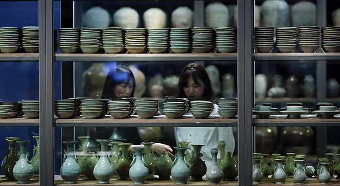 Visitors to the special exhibit ‘Discoveries From the Sinan Shipwreck’ can see as many as 20,200 remains that have been found in a sunk merchant vessel near the coast of Sinan-gun County from the 14th century.