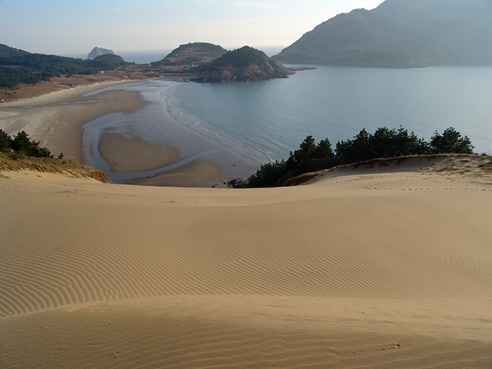 Uido Island in Sinan County is home to many sand hills and other stunning natural formations.