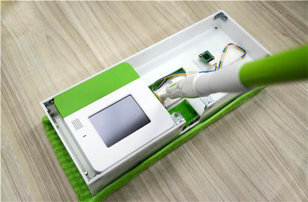 A smart mop created by the KAIST team is programmed with a Kinoma Create and a sensor. A Kinoma Create is a JavaScript-based developers’ tool used to build IoT prototypes.