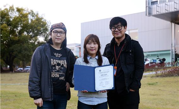 The KAIST team poses for a picture, holding a certificate they received at the 27th UIST Student Innovation Contest. From left: Kim Sun-joon, Cha Sei-jin and Kim Han-jong.