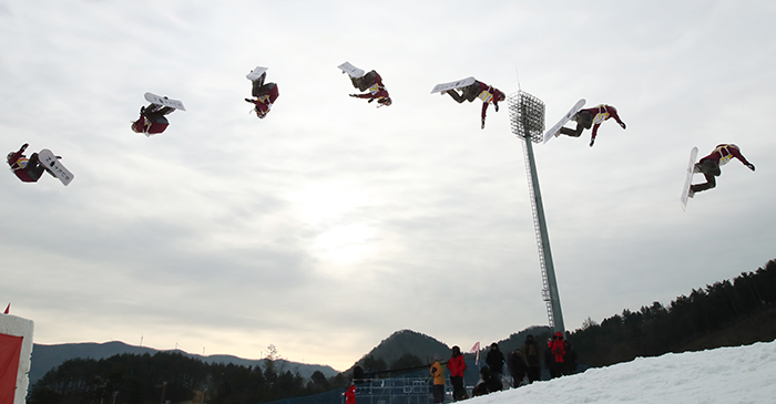 The woman’s final of the FIS Snowboard World Cup Big Air in Pyeongchang, Gangwon-do Province. (Yonhap News)