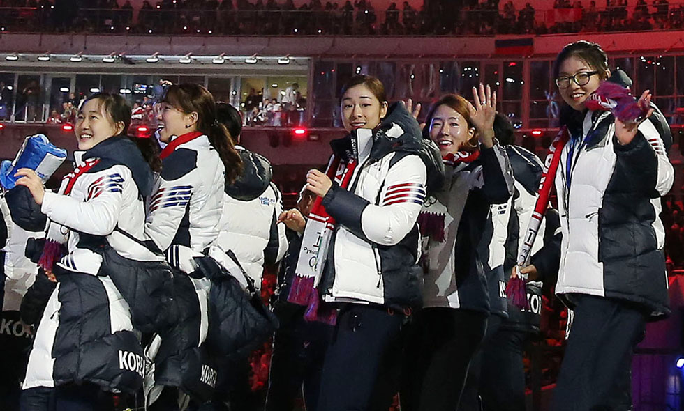 Athletes, including the “Queen of Figure Skating,” Kim Yuna (third from right), and gold medalists Lee Sang-hwa (second from right) and Shim Suk-hee (right), wave to the audience during the closing ceremony of the 2014 Sochi Winter Olympic Games on February 23. (photo: Yonhap News)