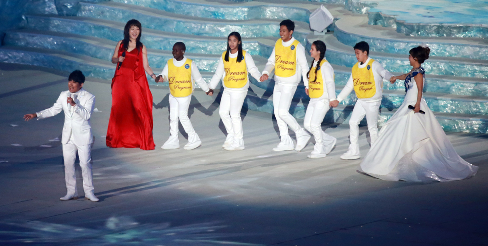 Lee Seung-chul (left), soprano Sumi Jo (right) and jazz vocalist Nah Youn-sun (second from left) perform together during the closing ceremony of the Sochi 2014 Winter Olympic Games. (photo: Yonhap News)