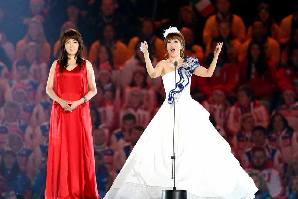 Soprano Sumi Jo (right) and jazz singer Nah Youn-sun (left) sing “Arirang” during the closing ceremony of the Sochi 2014 Winter Olympic Games. (photo courtesy of the Korean Olympic Committee)