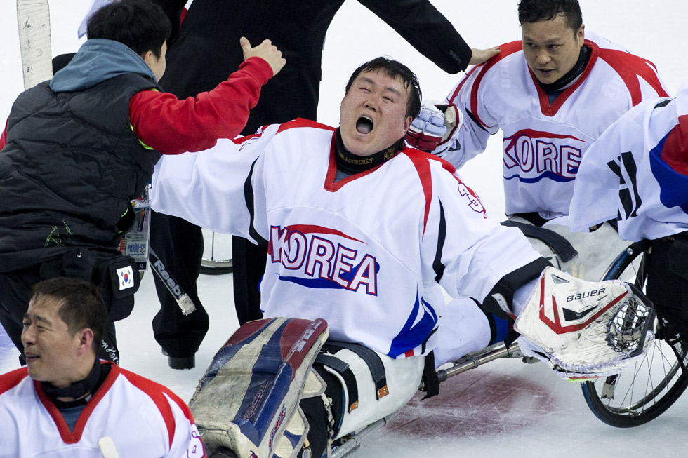 Athletes celebrate their victory after winning the ice sledge hockey match against Russia on March 9. (photo: Yonhap News)